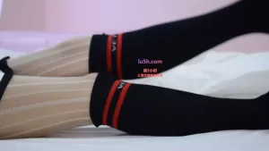 极品网红女神七七酱红绿灯在线视频，用黑丝美足帮你释放心中的欲望好吗？