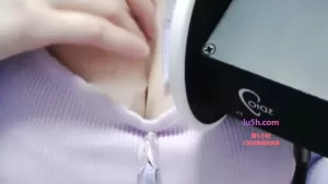 极品女神主播朵朵（大波板棒棒糖）asmr水乳声，把润滑液涂抹进自己的事业线中